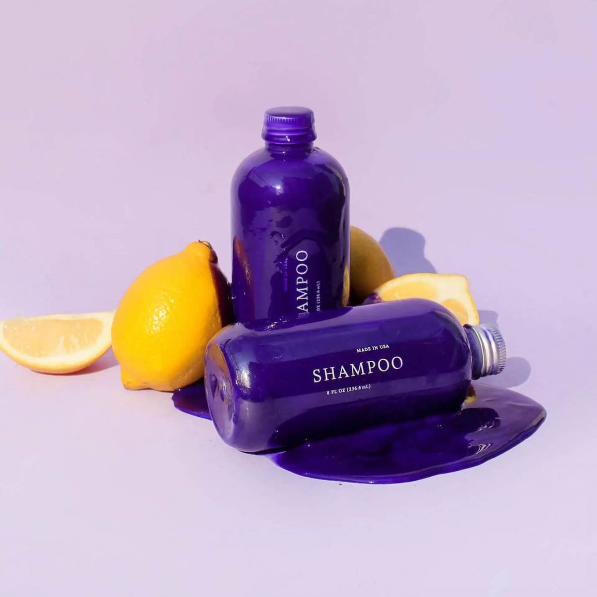 最適合金發的紫色洗髮水：2瓶紫色洗髮水和一些檸檬